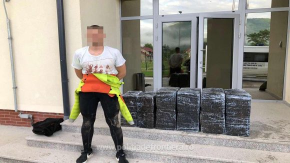 VIDEO | Contrabandist prins de polițiștii de frontieră