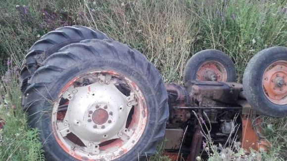 A murit după ce s-a răsturnat cu tractorul A murit după ce s-a răsturnat cu tractorul