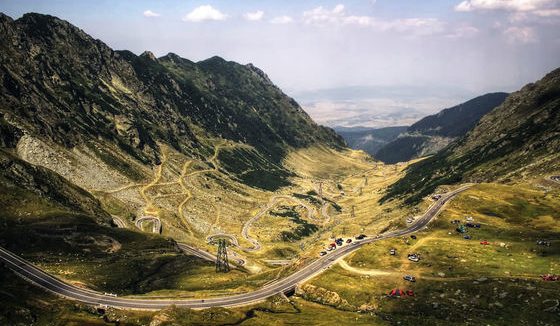 Circulaţia rutieră se redeschide pe Transfăgărăşan, cu două zile mai devreme faţă de perioada normală