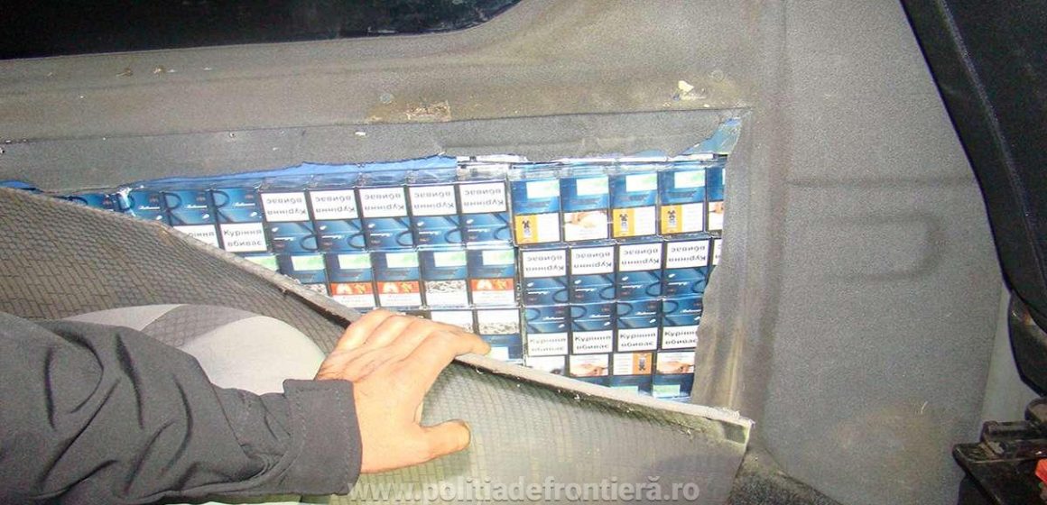 A dosit țigări de contrabandă într-un perete lateral al unui microbuz A dosit țigări de contrabandă într-un perete lateral al unui microbuz