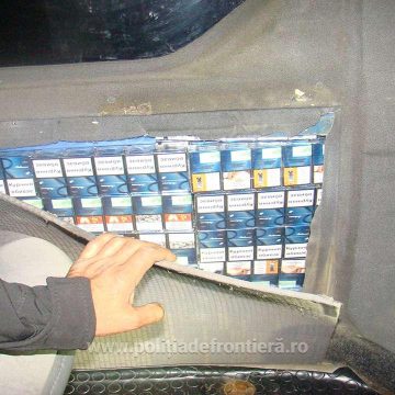 A dosit țigări de contrabandă într-un perete lateral al unui microbuz A dosit țigări de contrabandă într-un perete lateral al unui microbuz