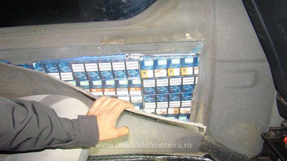 A dosit țigări de contrabandă într-un perete lateral al unui microbuz