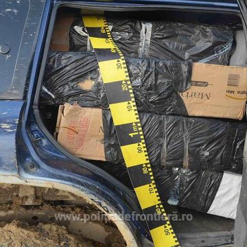 Peste 19.000 de pachete cu țigări confiscate. Un contrabandist s-a răsturnat cu mașina în șanț