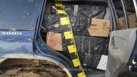 Peste 19.000 de pachete cu țigări confiscate. Un contrabandist s-a răsturnat cu mașina în șanț Peste 19.000 de pachete cu țigări confiscate. Un contrabandist s-a răsturnat cu mașina în șanț