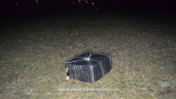 Țigări de contrabandă transportate cu un aparat de zbor de mici dimensiuni Țigări de contrabandă transportate cu un aparat de zbor de mici dimensiuni