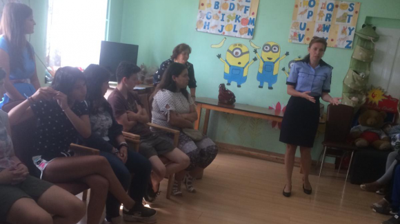 Copii la discuții cu polițiștii pe tema drogurilor