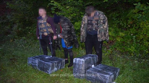 Trei tineri contrabandişti ucraineni, opriţi la frontiera de nord