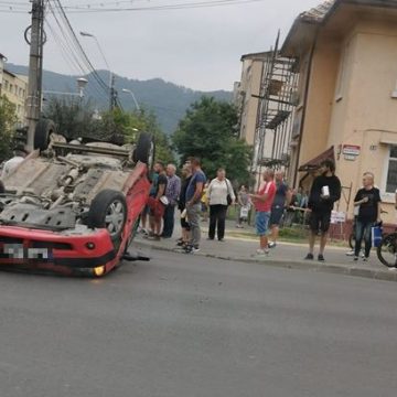 ACTUALIZARE | VIDEO | Accident cu două mașini în intersecție, una a ajuns cu roțile în sus ACTUALIZARE | VIDEO | Accident cu două mașini în intersecție, una a ajuns cu roțile în sus