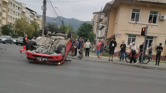 ACTUALIZARE | VIDEO | Accident cu două mașini în intersecție, una a ajuns cu roțile în sus