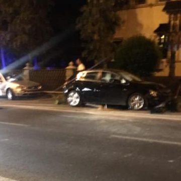 O mașină s-a oprit în gardul Direcției Silvice O mașină s-a oprit în gardul Direcției Silvice