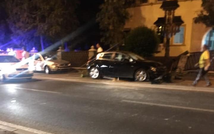O mașină s-a oprit în gardul Direcției Silvice O mașină s-a oprit în gardul Direcției Silvice