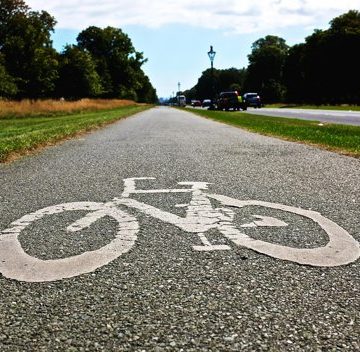 Doi biciclişti, soţ şi soţie, morţi după ce o maşină a vrut să îi depăşească
