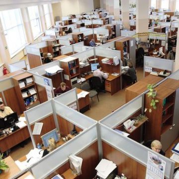 Un angajat român din cinci pleacă în primele 100 de zile. Atmosfera de echipă şi managementul defectuos, printre principalele cauze