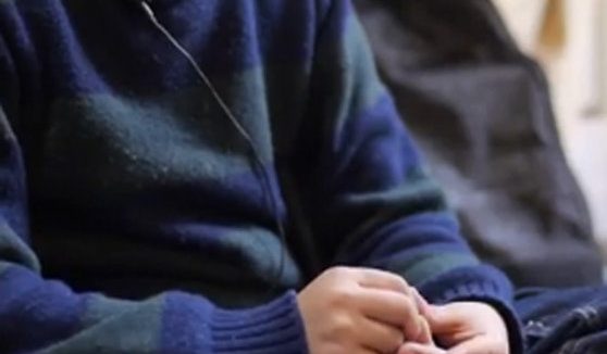 Caz nou de violenţă între copii. Băiat lovit cu pumnii şi picioarele de un adolescent