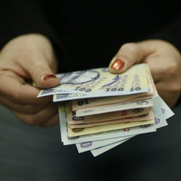Salariul mediu net depăşeşte 3.000 de lei în Bucureşti şi Cluj, în Vrancea este sub 2000 de lei Salariul mediu net depăşeşte 3.000 de lei în Bucureşti şi Cluj, în Vrancea este sub 2000 de lei
