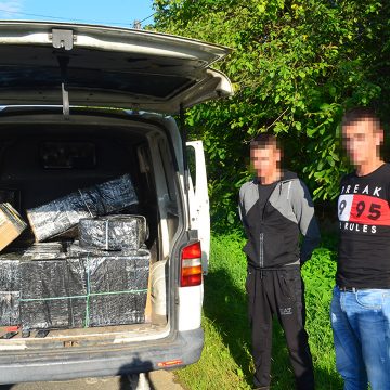 ( FOTO) Ucraineni depistaţi cu peste 12.000 de pachete cu ţigări de contrabandă