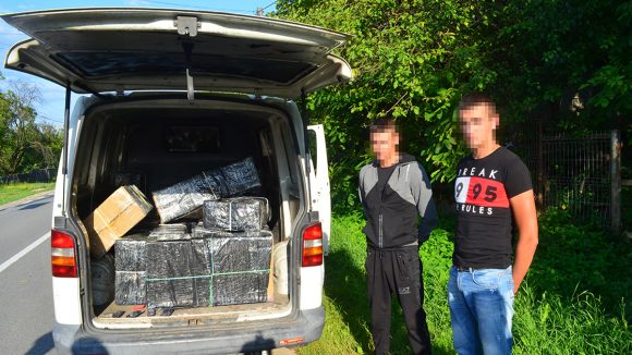 ( FOTO) Ucraineni depistaţi cu peste 12.000 de pachete cu ţigări de contrabandă