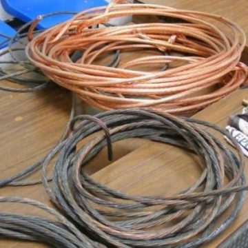 Prins după ce a furat cabluri electrice Prins după ce a furat cabluri electrice