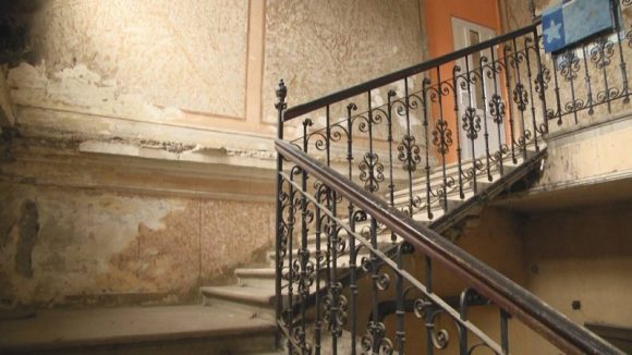 REPORTAJUL ZILEI: Clădiri odinioară locuite de oameni din pătura intelectualității locale zac azi în umbra trecutului, măcinate de trecerea timpului REPORTAJUL ZILEI: Clădiri odinioară locuite de oameni din pătura intelectualității locale zac azi în umbra trecutului, măcinate de trecerea timpului