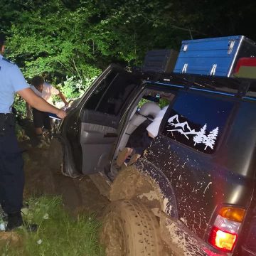 VIDEO | Turiști recuperați de salvatorii montani după ce li s-a împotmolit mașina într-o zonă forestieră VIDEO | Turiști recuperați de salvatorii montani după ce li s-a împotmolit mașina într-o zonă forestieră