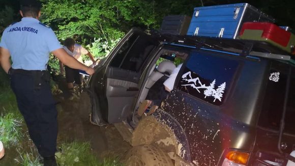 VIDEO | Turiști recuperați de salvatorii montani după ce li s-a împotmolit mașina într-o zonă forestieră