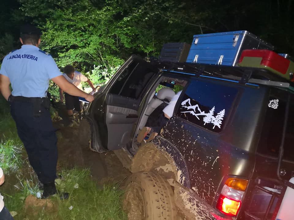 VIDEO | Turiști recuperați de salvatorii montani după ce li s-a împotmolit mașina într-o zonă forestieră
