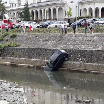 Cu mașina-n râu