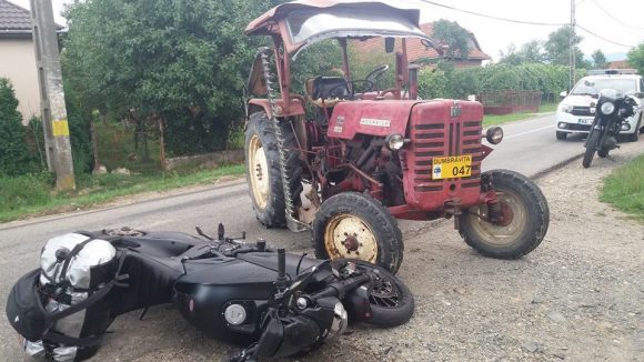 GALERIE FOTO | Motociclist lovit de tractor
