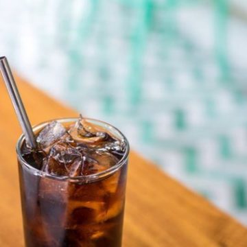 Un nou trend provoacă accidente fatale: O femeie a murit în timp ce folosea un pai metalic, produsul momentului printre ecologiştii înrăiţi