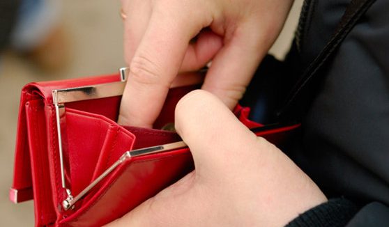 Creşterea costului traiului zilnic, o barieră greu de trecut: Patru din zece români se aşteaptă să economisească mai puţin în 2019 Creşterea costului traiului zilnic, o barieră greu de trecut: Patru din zece români se aşteaptă să economisească mai puţin în 2019