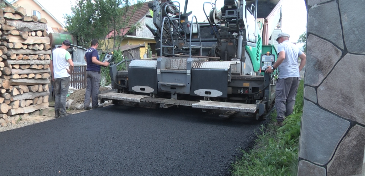 VIDEO | Investiții – se asfaltează ulițele din Vadu Izei