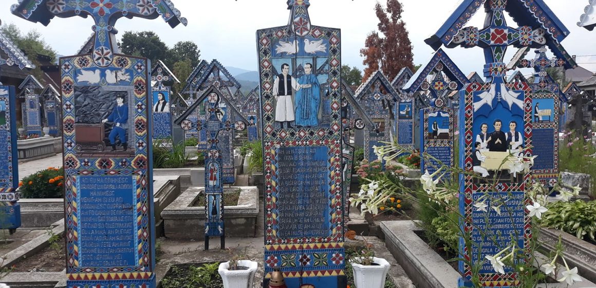 Turiști din toate colțurile lumii vizitează Cimitirul Vesel din Săpânța
