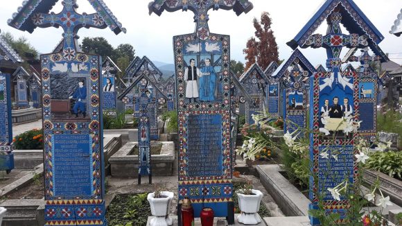 Turiști din toate colțurile lumii vizitează Cimitirul Vesel din Săpânța