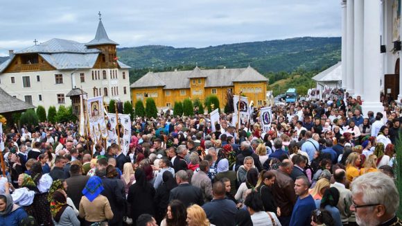 Zeci de mii de pelerini s-au rugat Fecioarei Maria la Mănăstirea Moisei Zeci de mii de pelerini s-au rugat Fecioarei Maria la Mănăstirea Moisei
