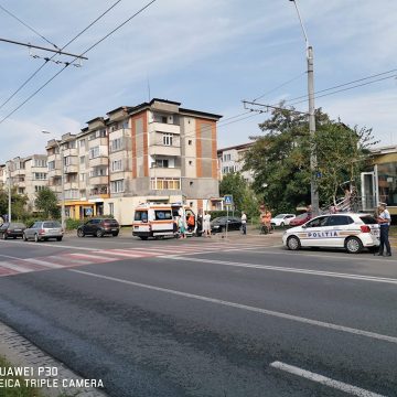 Fată de 14 ani lovită de o mașină pe trecerea de pietoni
