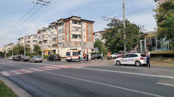 Fată de 14 ani lovită de o mașină pe trecerea de pietoni Fată de 14 ani lovită de o mașină pe trecerea de pietoni