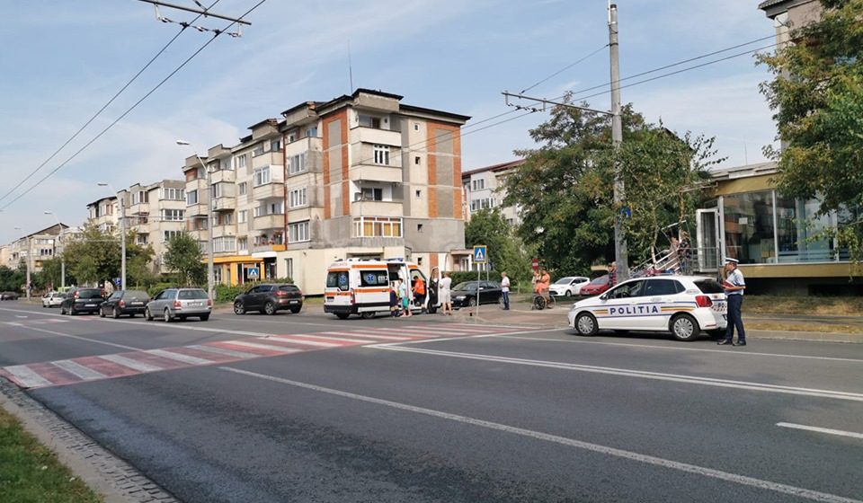 Fată de 14 ani lovită de o mașină pe trecerea de pietoni