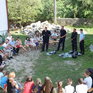 GALERIE FOTO | Jandarmi alături de elevi în tabără GALERIE FOTO | Jandarmi alături de elevi în tabără
