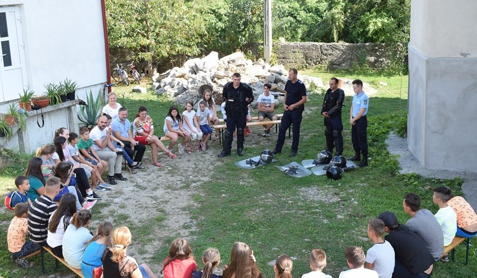 GALERIE FOTO | Jandarmi alături de elevi în tabără