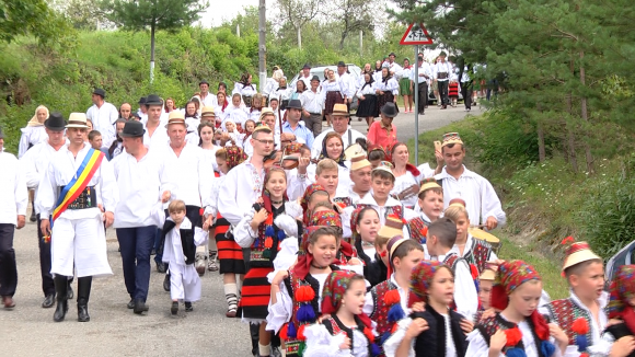 PROMO | Cântec, joc și voie bună la întâlnirea cu fiii satului Bârsana PROMO | Cântec, joc și voie bună la întâlnirea cu fiii satului Bârsana