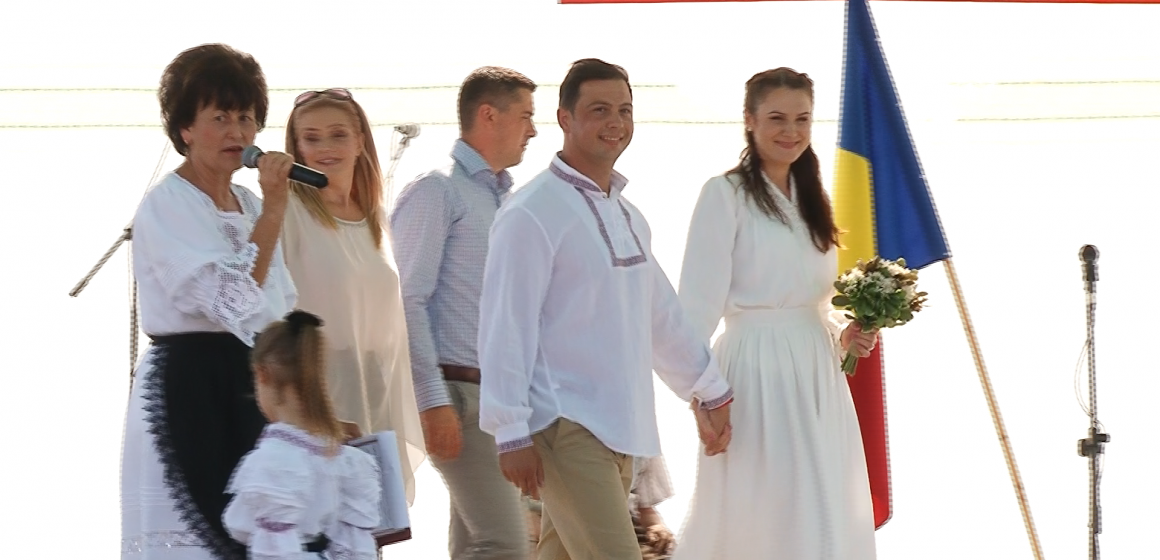 VIDEO | Căsătorie pe scenă la Mireșu Mare, în cadrul evenimentului  ”Întoarcerea la obârșii – Întâlnire cu fiii satului”