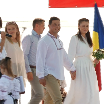 VIDEO | Căsătorie pe scenă la Mireșu Mare, în cadrul evenimentului ”Întoarcerea la obârșii – Întâlnire cu fiii satului” VIDEO | Căsătorie pe scenă la Mireșu Mare, în cadrul evenimentului ”Întoarcerea la obârșii – Întâlnire cu fiii satului”
