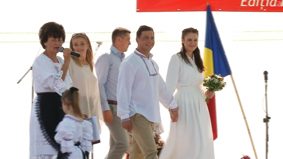 VIDEO | Căsătorie pe scenă la Mireșu Mare, în cadrul evenimentului ”Întoarcerea la obârșii – Întâlnire cu fiii satului” VIDEO | Căsătorie pe scenă la Mireșu Mare, în cadrul evenimentului ”Întoarcerea la obârșii – Întâlnire cu fiii satului”