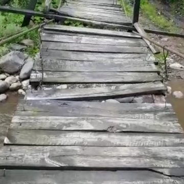 VIDEO | O punte peste râul Cosău, un adevărat pericol pentru trecători