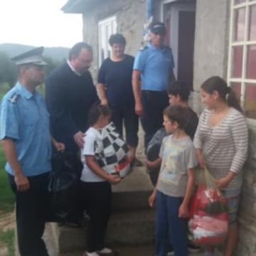 VIDEO | Jandarmii, în sprijinul unei familii necăjite, cu 13 copii VIDEO | Jandarmii, în sprijinul unei familii necăjite, cu 13 copii