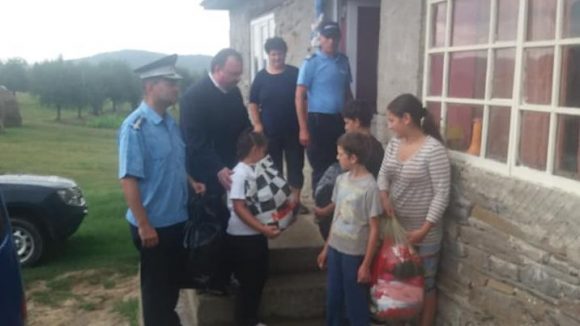 VIDEO | Jandarmii, în sprijinul unei familii necăjite, cu 13 copii VIDEO | Jandarmii, în sprijinul unei familii necăjite, cu 13 copii
