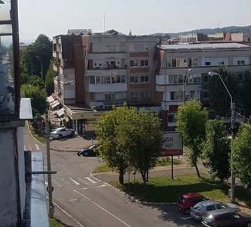 Accident – o mașină a ajuns pe trotuar Accident – o mașină a ajuns pe trotuar
