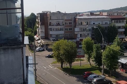 Accident – o mașină a ajuns pe trotuar