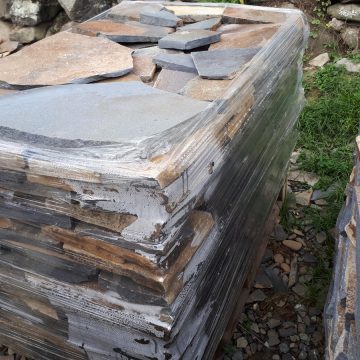 Sighetean prins în timp ce încerca să fure plăci de andezit. Avea de gând să le care cu o mașină fără plăcuțe de înmatriculare și nici nu are permis