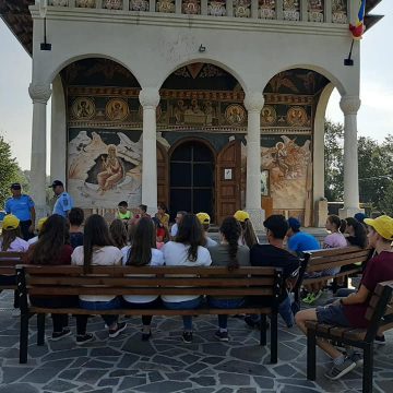 Jandarmi în tabără, alături de copii